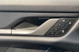 sininen Porsche Taycan 2024 kuva 19.