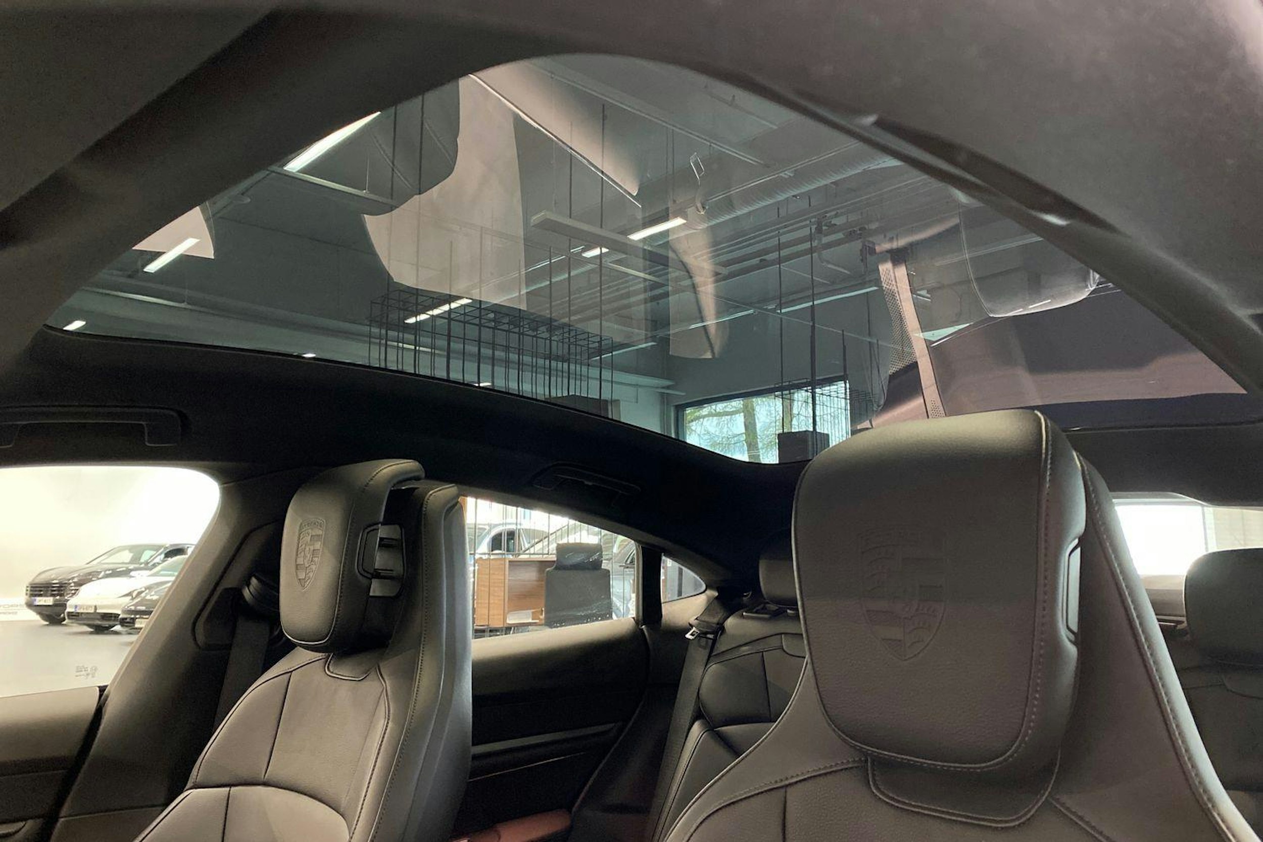 sininen Porsche Taycan 2024 kuva 20.