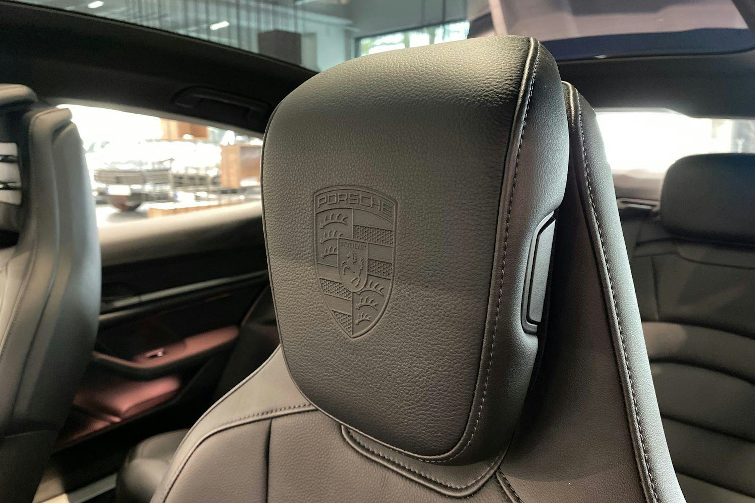 sininen Porsche Taycan 2024 kuva 21.