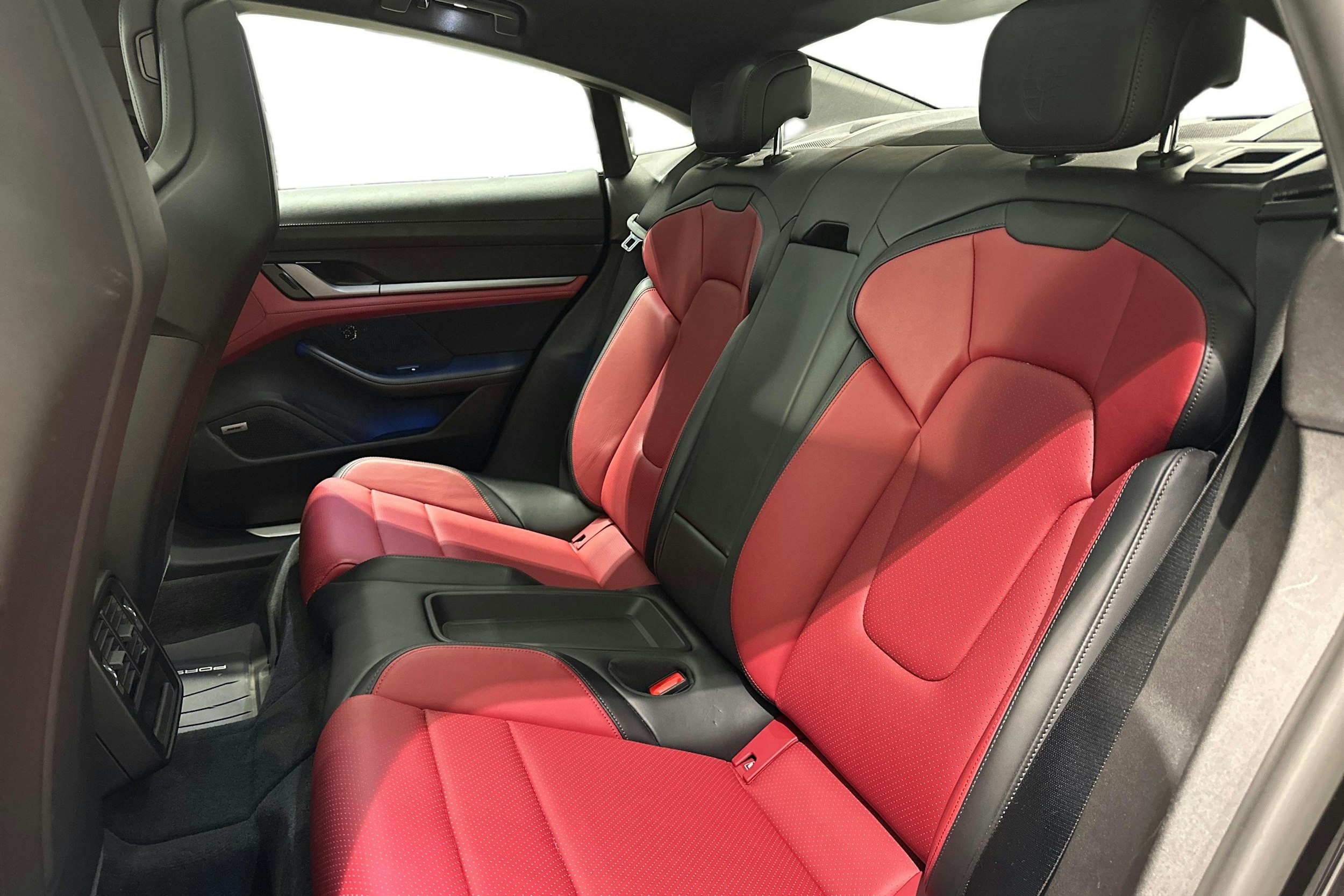 Musta Porsche Taycan 2024 kuva 8.