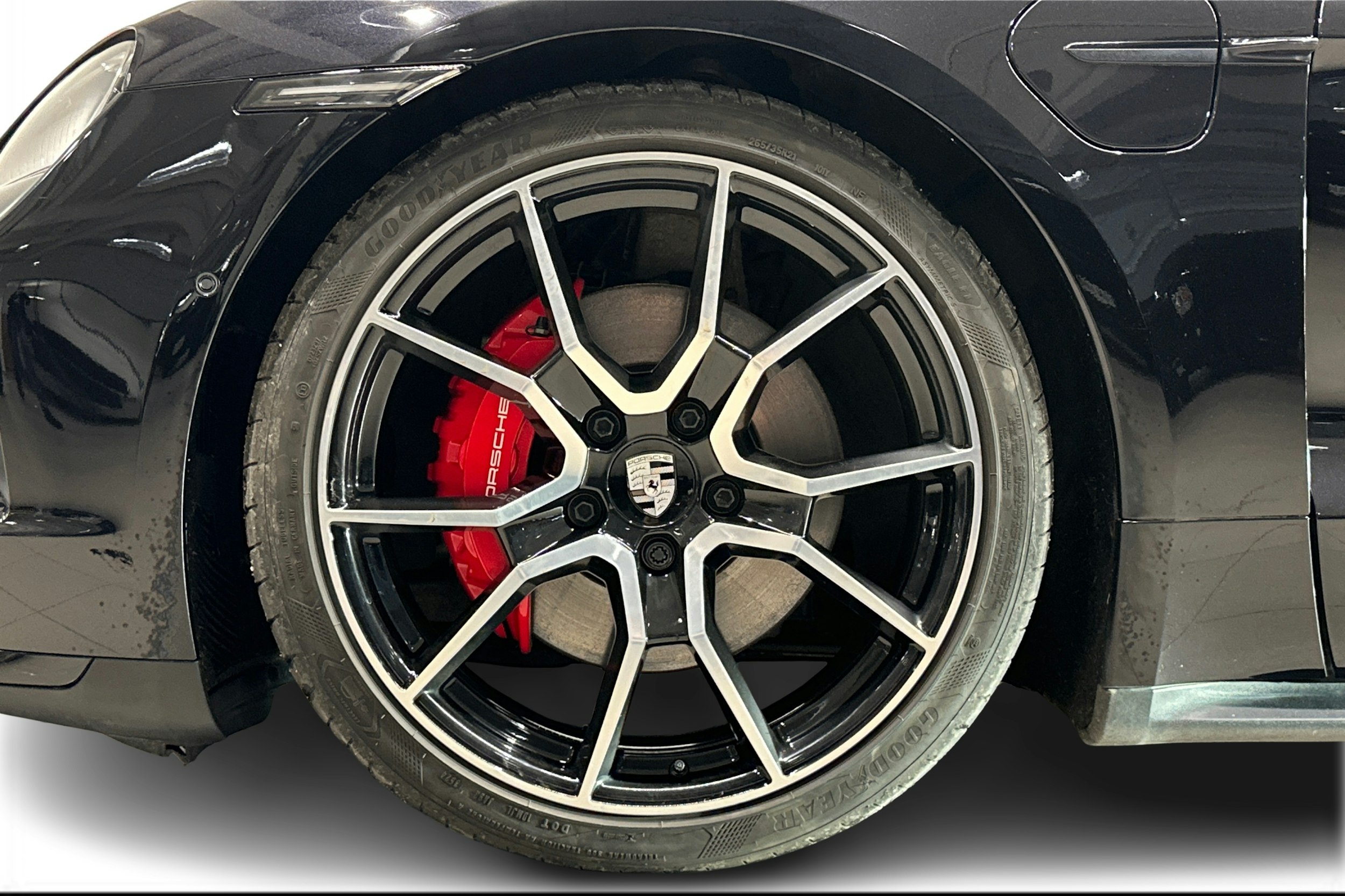 Musta Porsche Taycan 2024 kuva 9.