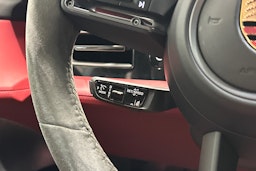 Musta Porsche Taycan 2024 kuva 12.