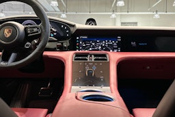 Musta Porsche Taycan 2024 kuva 13.