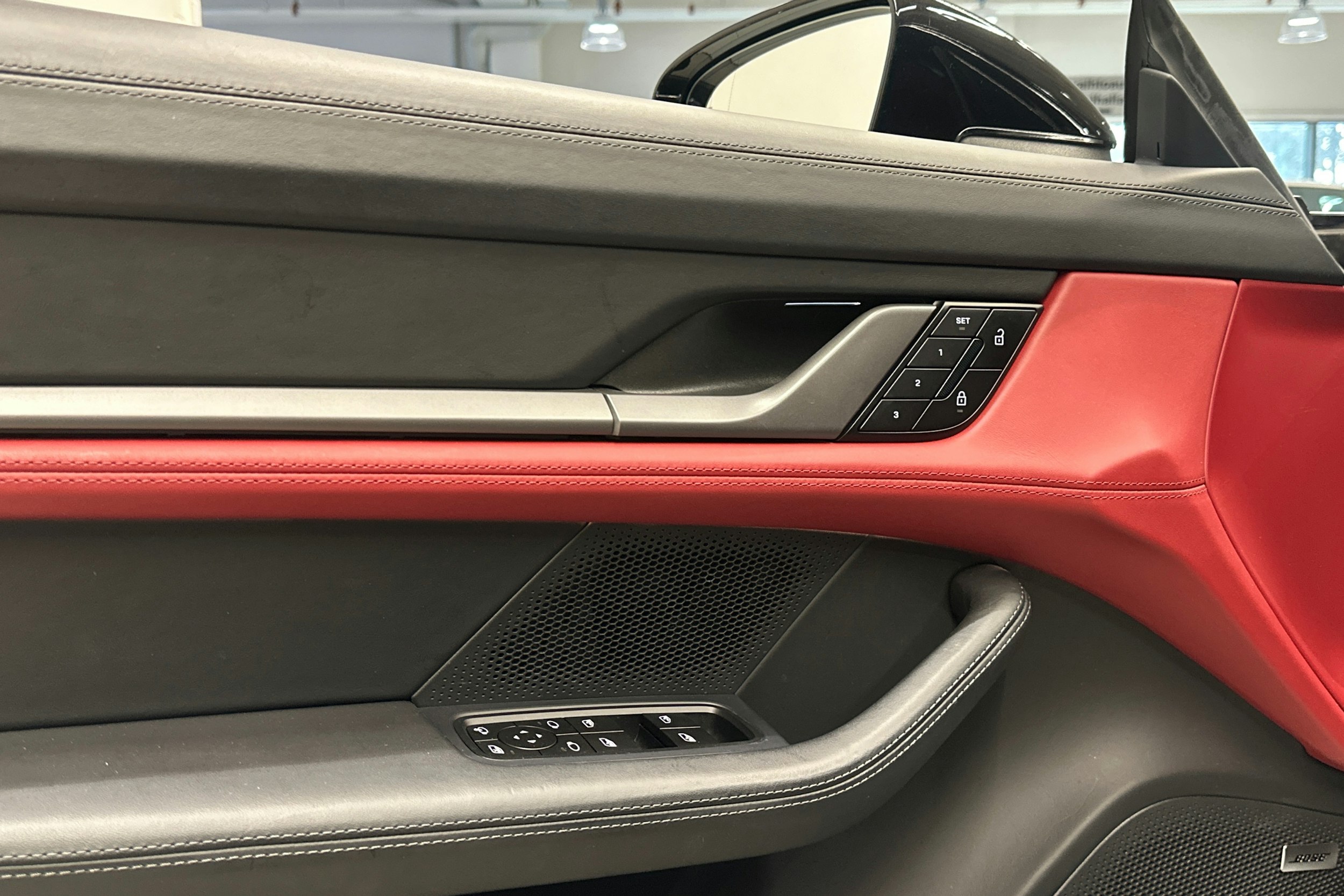 Musta Porsche Taycan 2024 kuva 18.