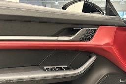 Musta Porsche Taycan 2024 kuva 18.