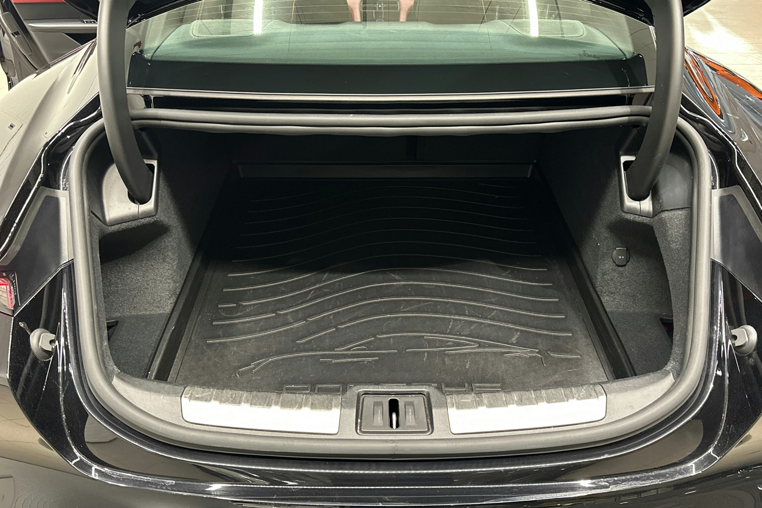 Musta Porsche Taycan 2024 kuva 29.