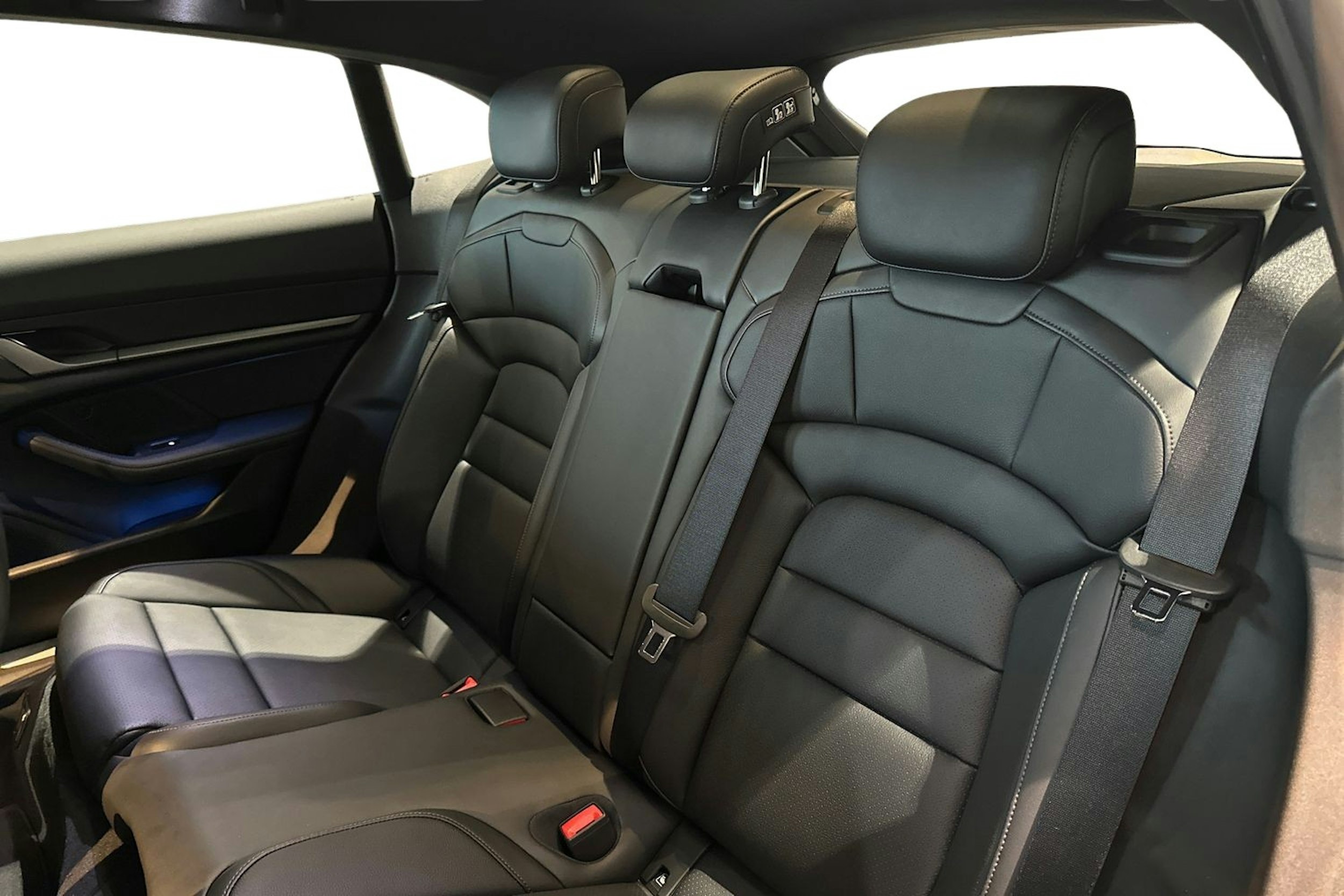 sininen Porsche Taycan 2025 kuva 8.