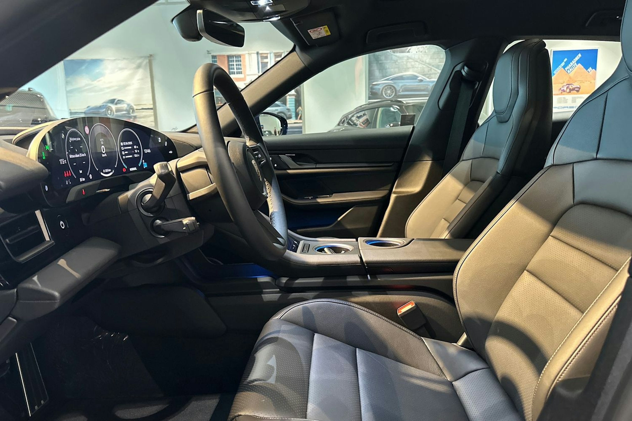 sininen Porsche Taycan 2025 kuva 11.