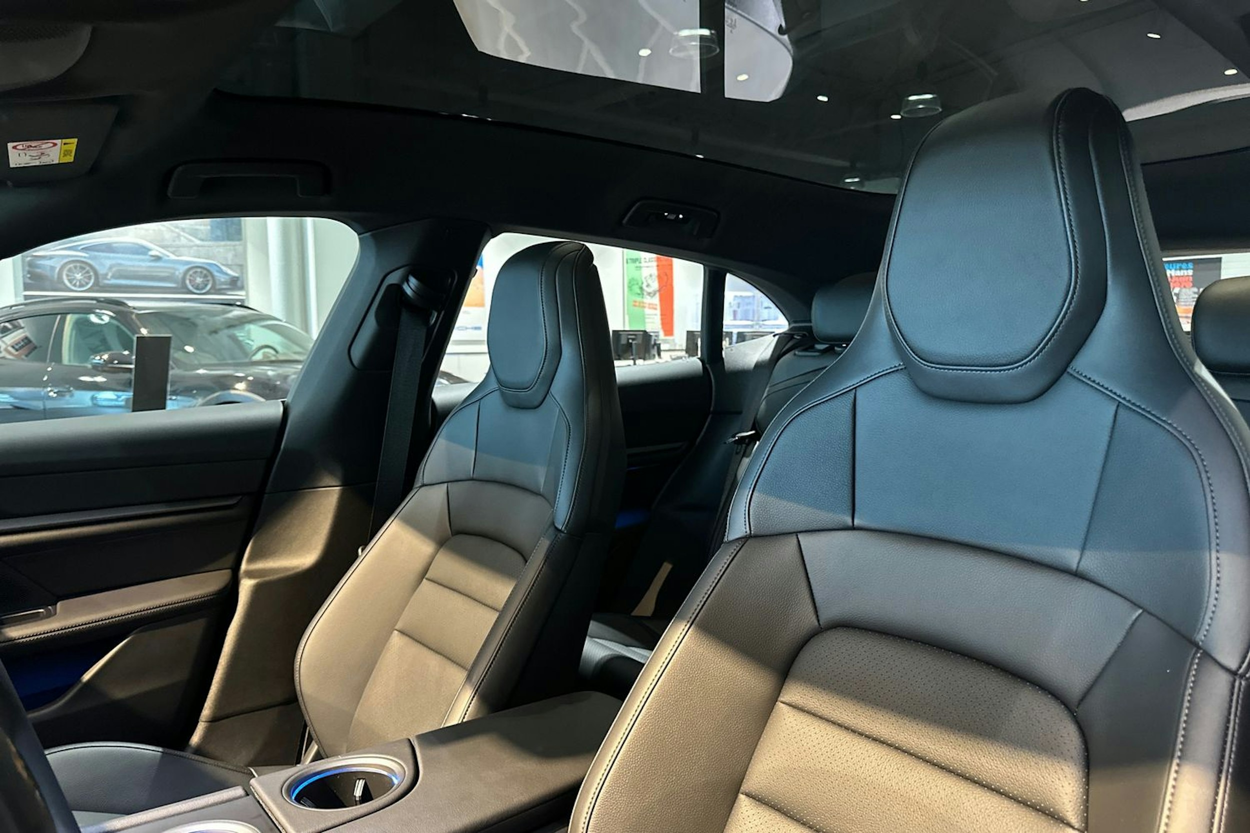 sininen Porsche Taycan 2025 kuva 12.