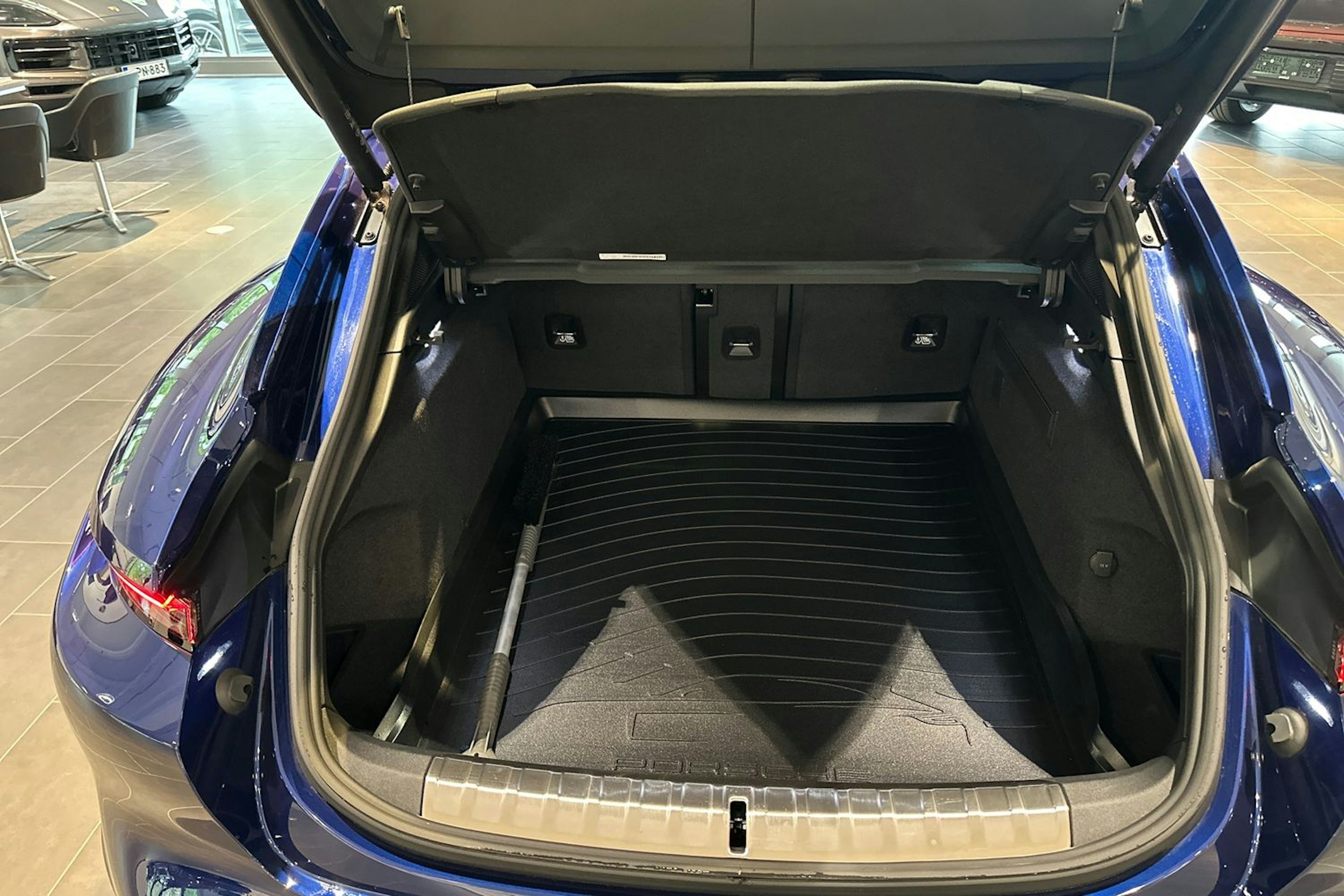 sininen Porsche Taycan 2025 kuva 16.