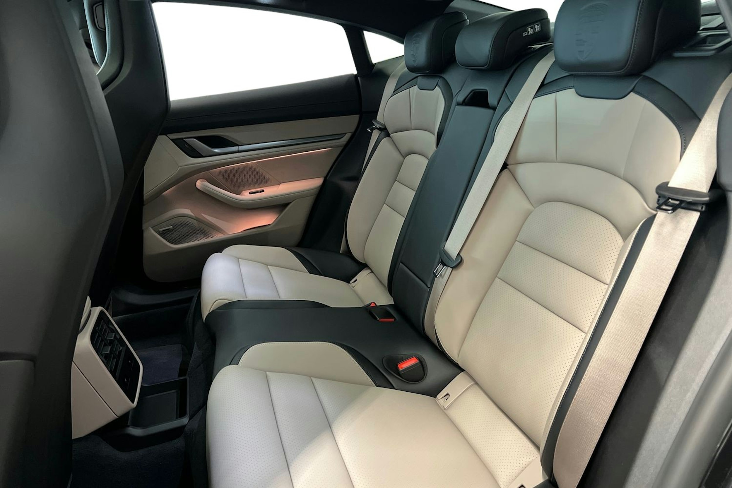 harmaa Porsche Taycan 2025 kuva 8.