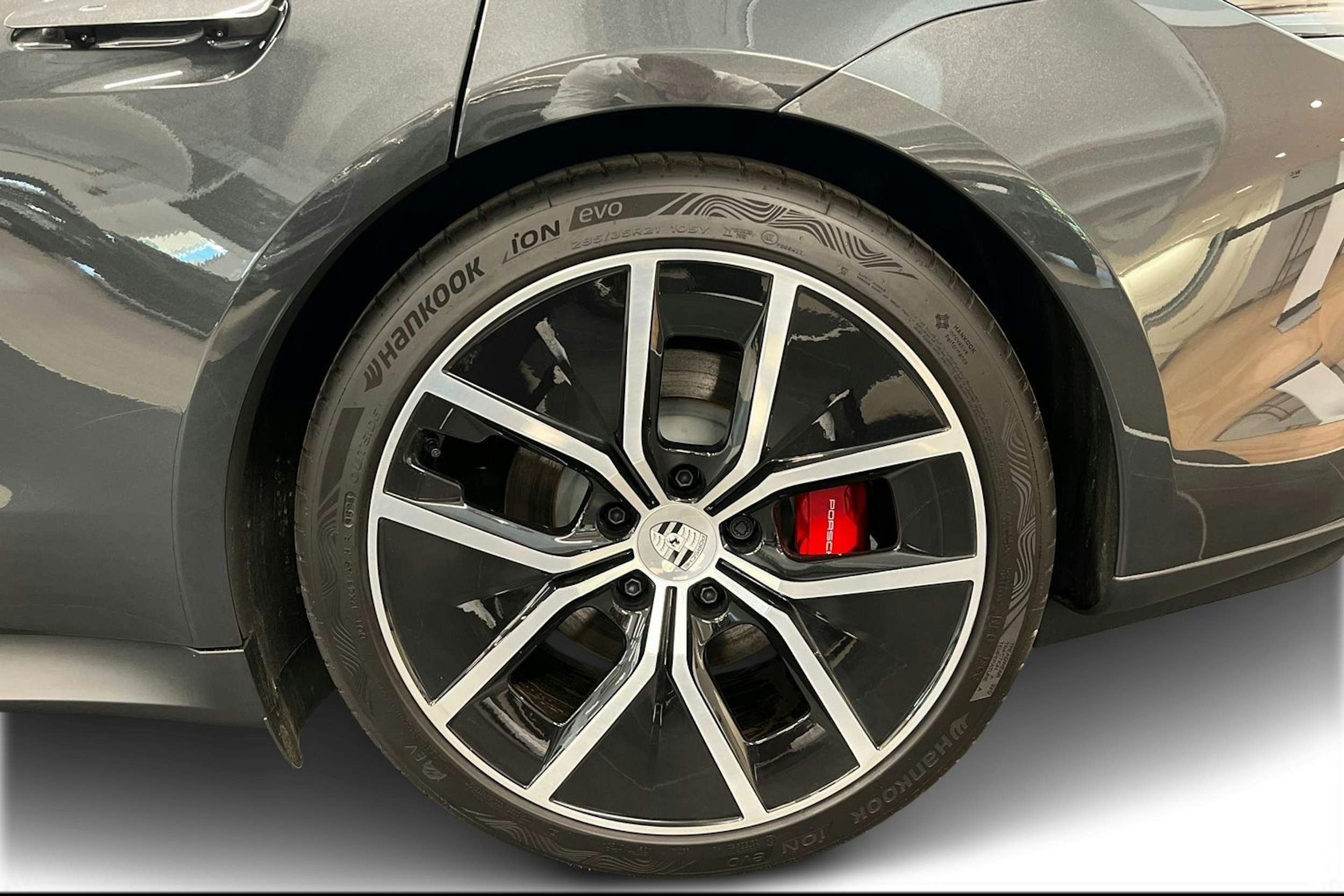 harmaa Porsche Taycan 2025 kuva 9.