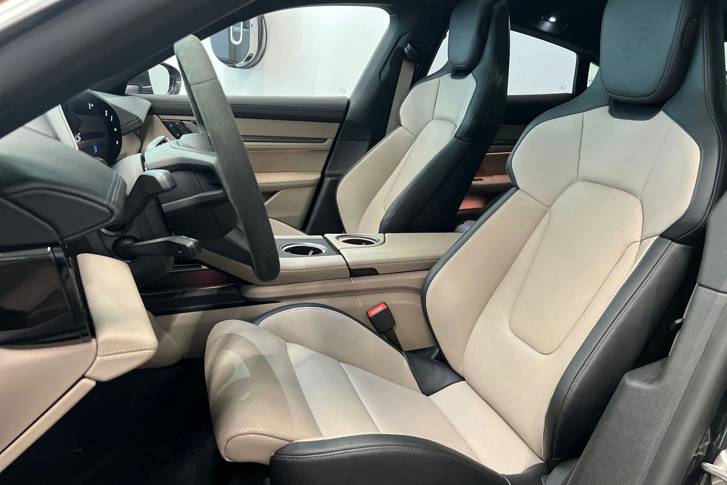 harmaa Porsche Taycan 2025 kuva 10.