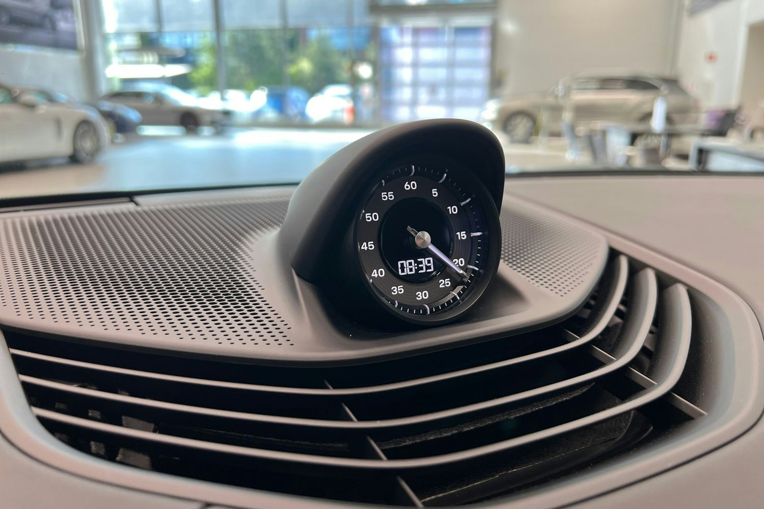 harmaa Porsche Taycan 2025 kuva 14.