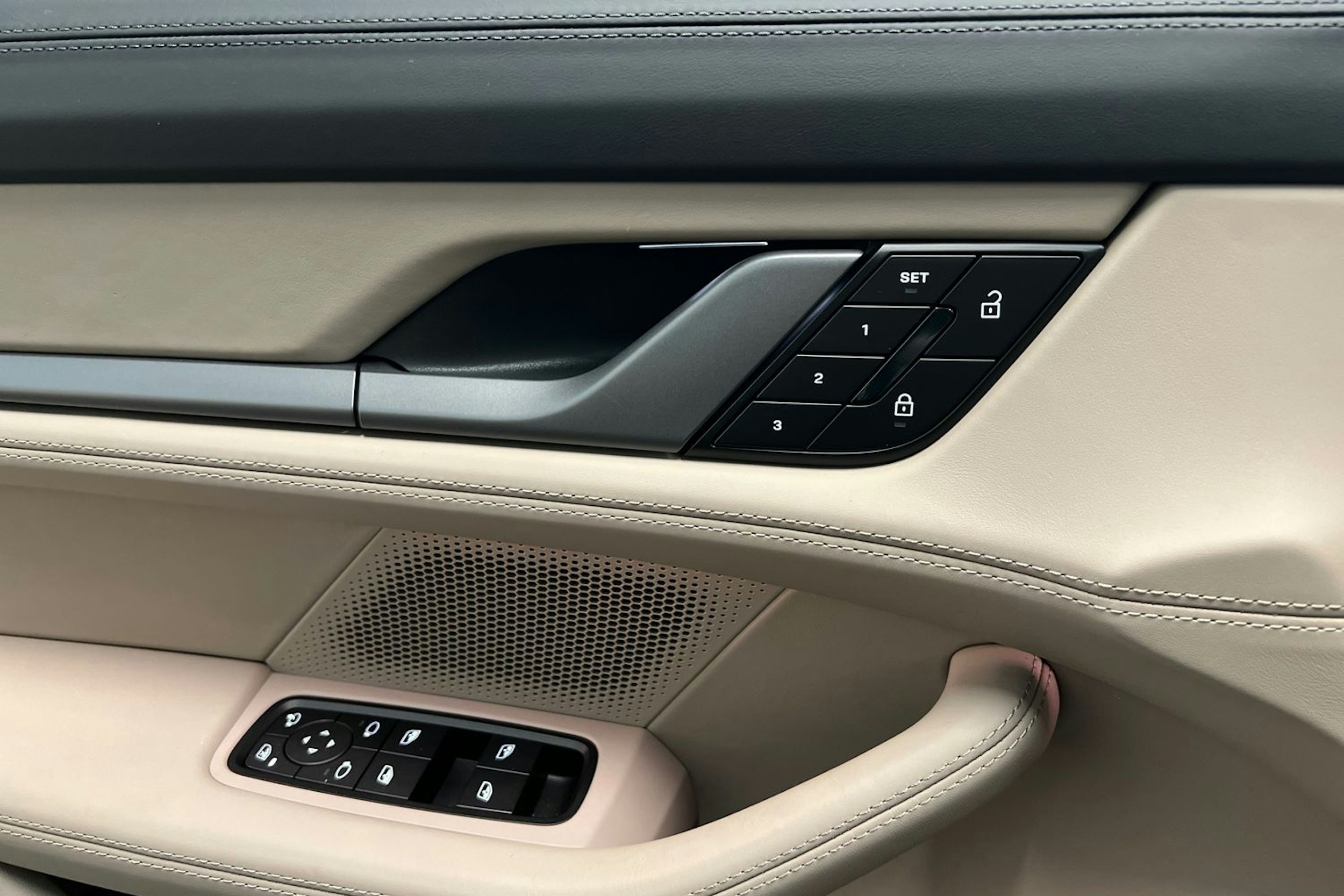 harmaa Porsche Taycan 2025 kuva 16.