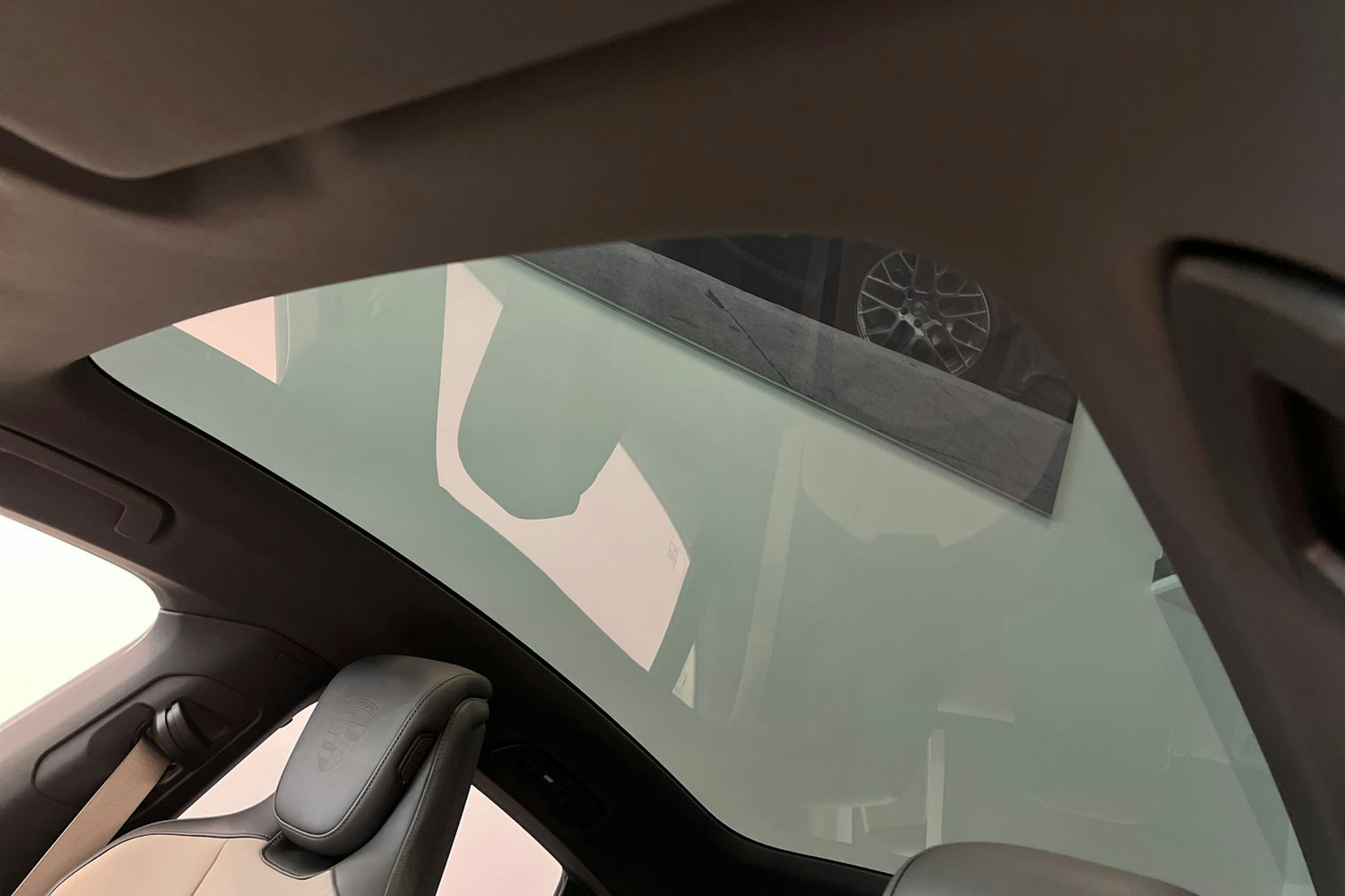 harmaa Porsche Taycan 2025 kuva 17.