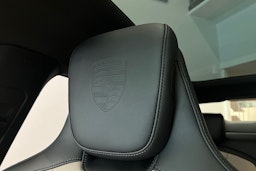 harmaa Porsche Taycan 2025 kuva 18.