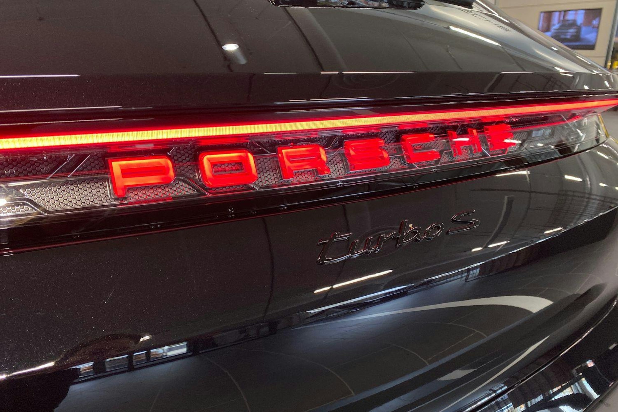 musta Porsche Taycan 2025 kuva 25.
