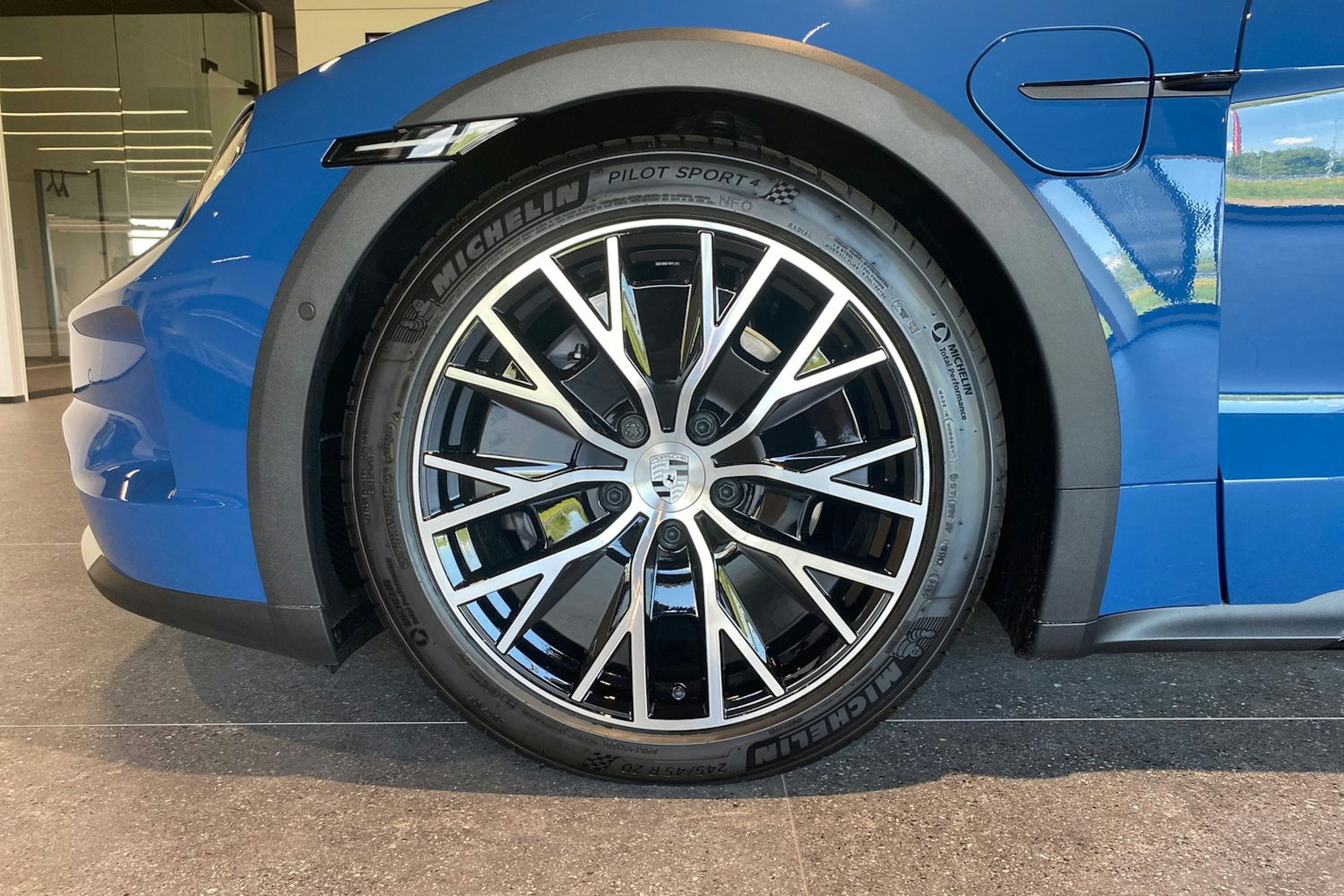 sininen Porsche Taycan 2025 kuva 10.