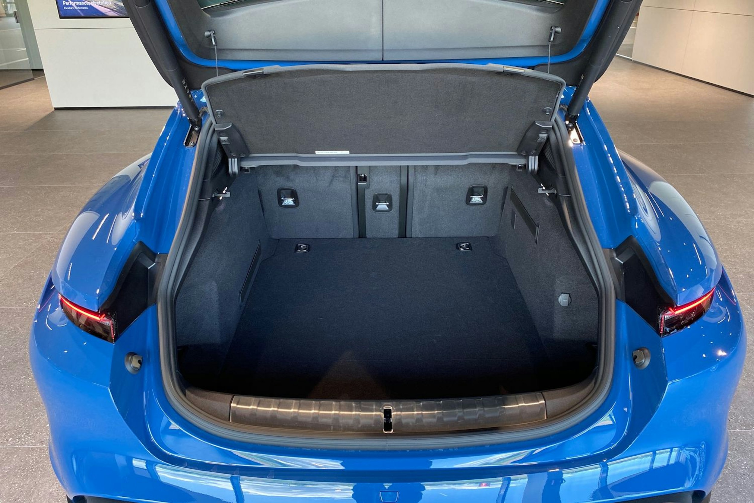 sininen Porsche Taycan 2025 kuva 13.