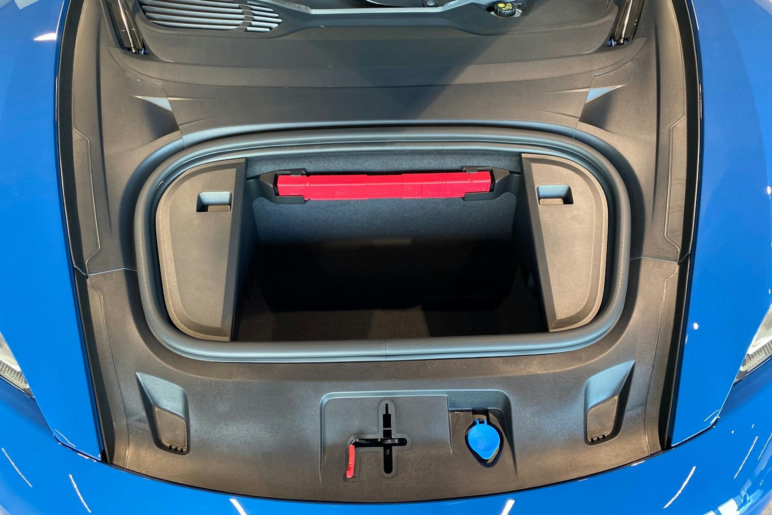 sininen Porsche Taycan 2025 kuva 18.