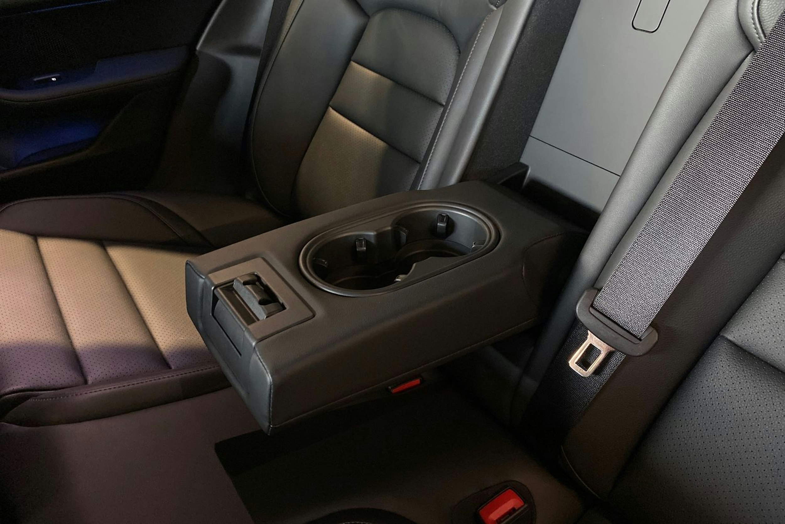 sininen Porsche Taycan 2025 kuva 19.