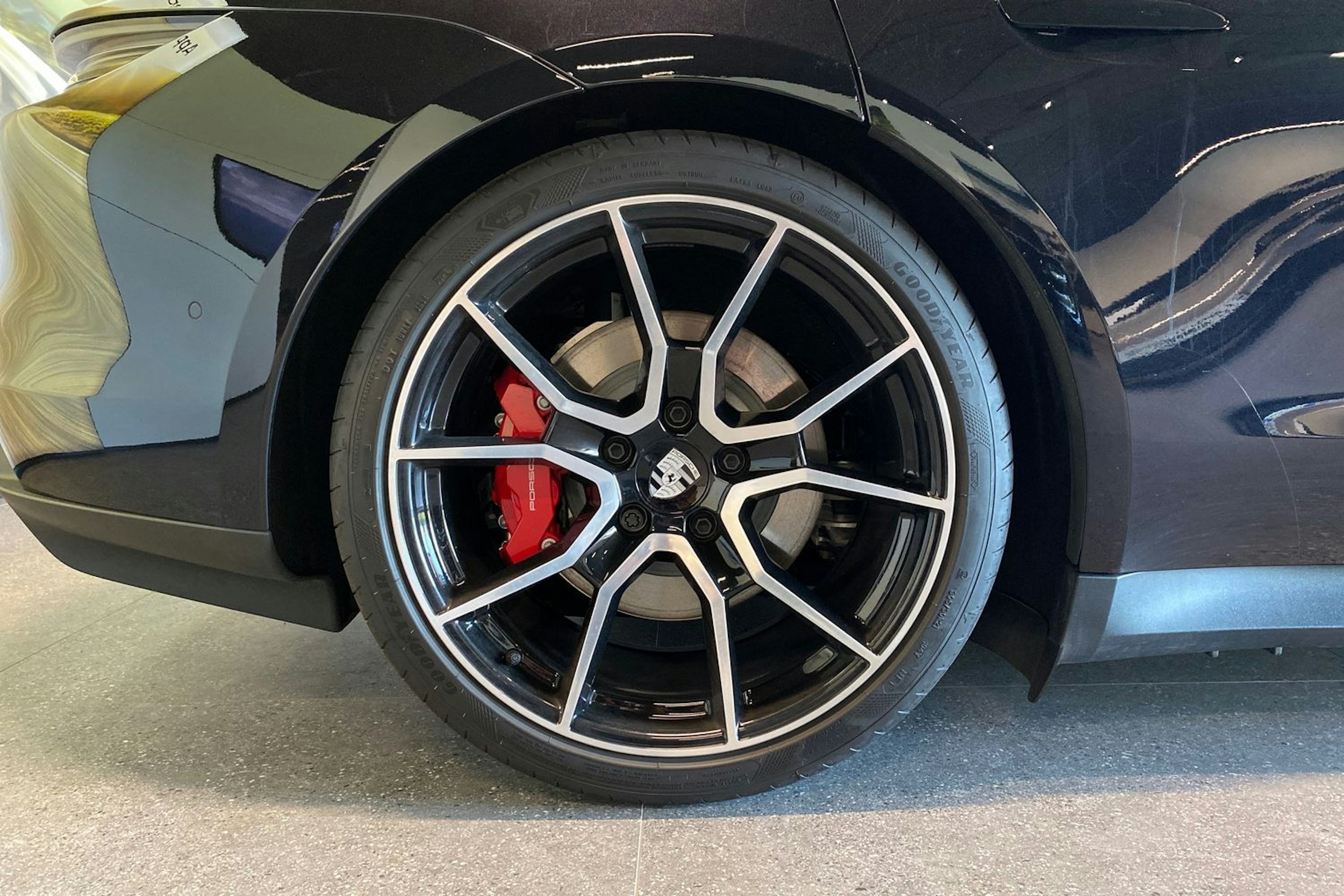 musta Porsche Taycan 2025 kuva 10.