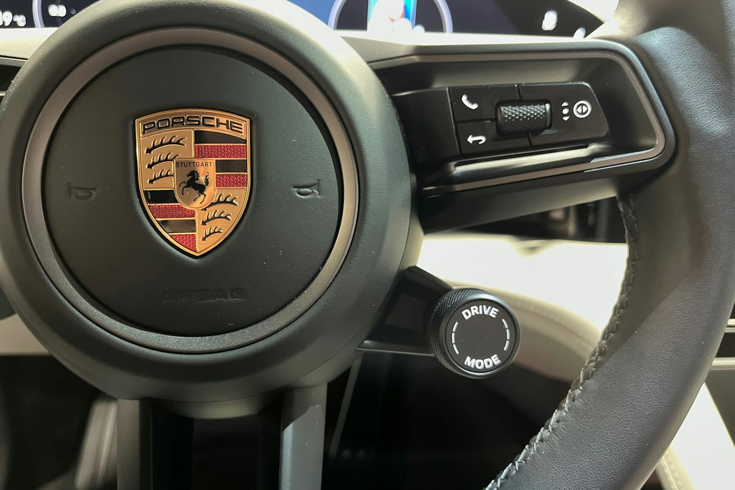 musta Porsche Taycan 2025 kuva 16.