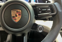 musta Porsche Taycan 2025 kuva 16.