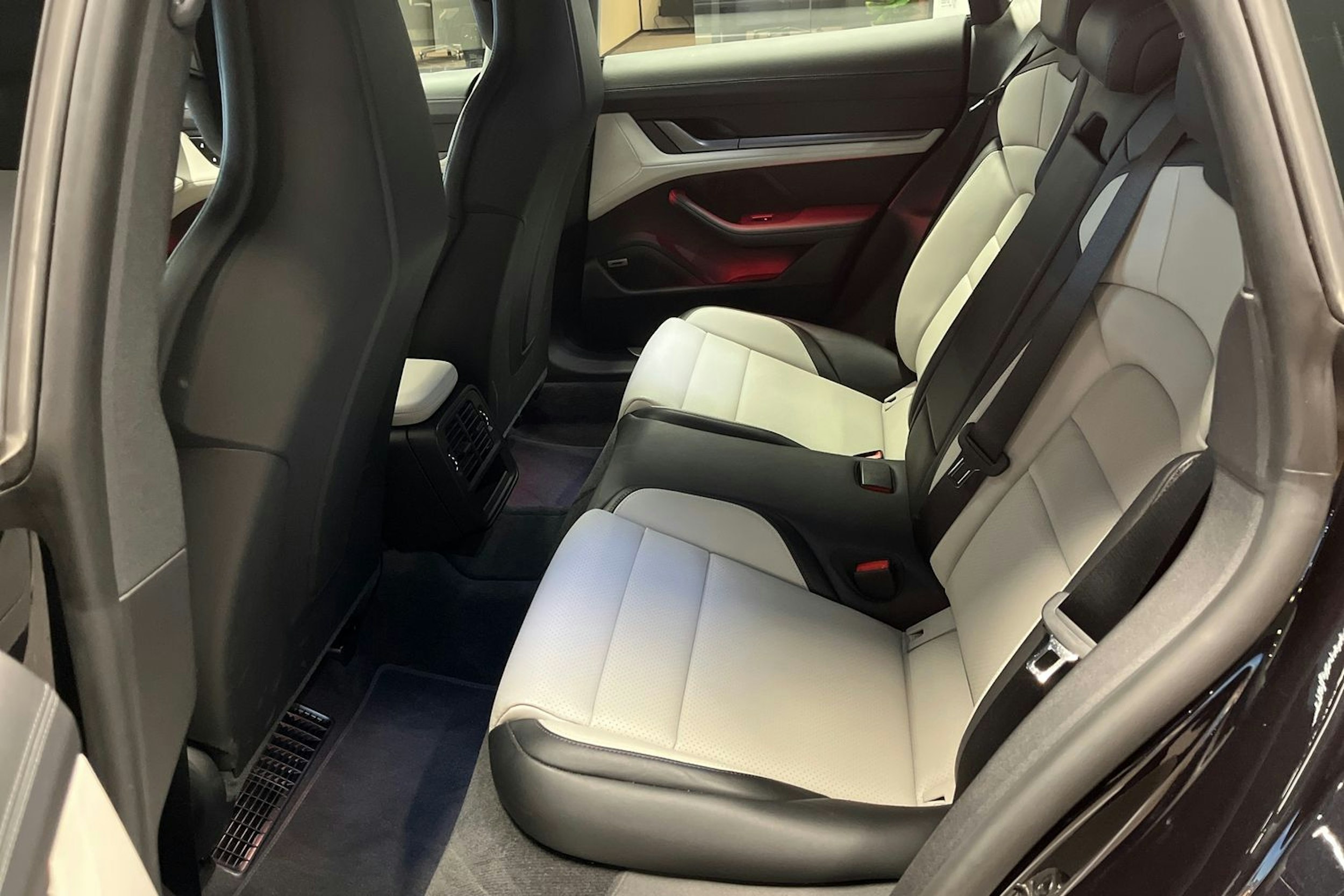 musta Porsche Taycan 2025 kuva 20.