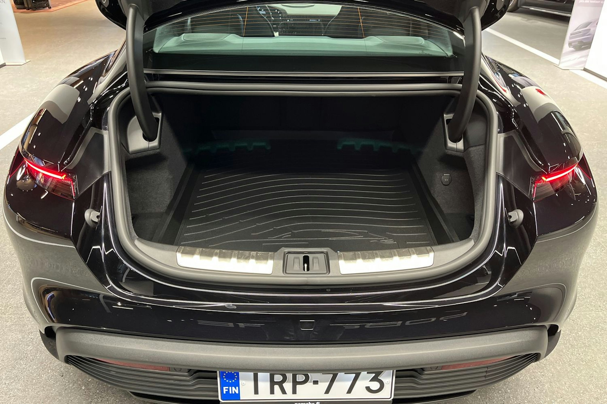 musta Porsche Taycan 2025 kuva 21.