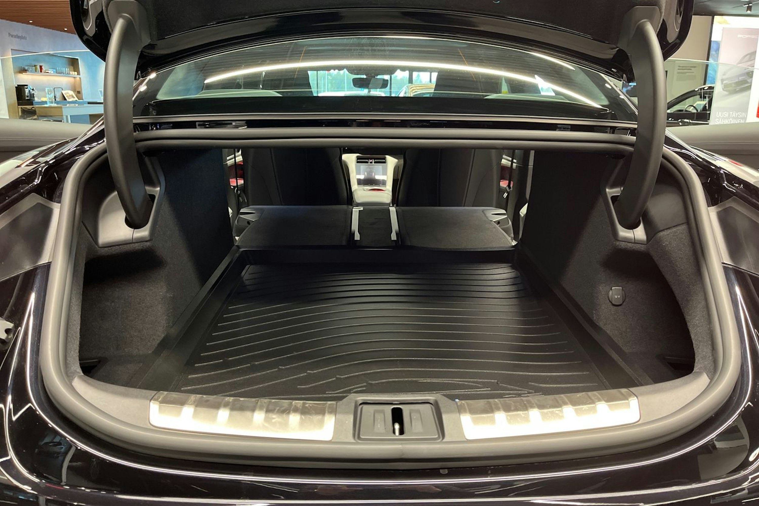 musta Porsche Taycan 2025 kuva 22.