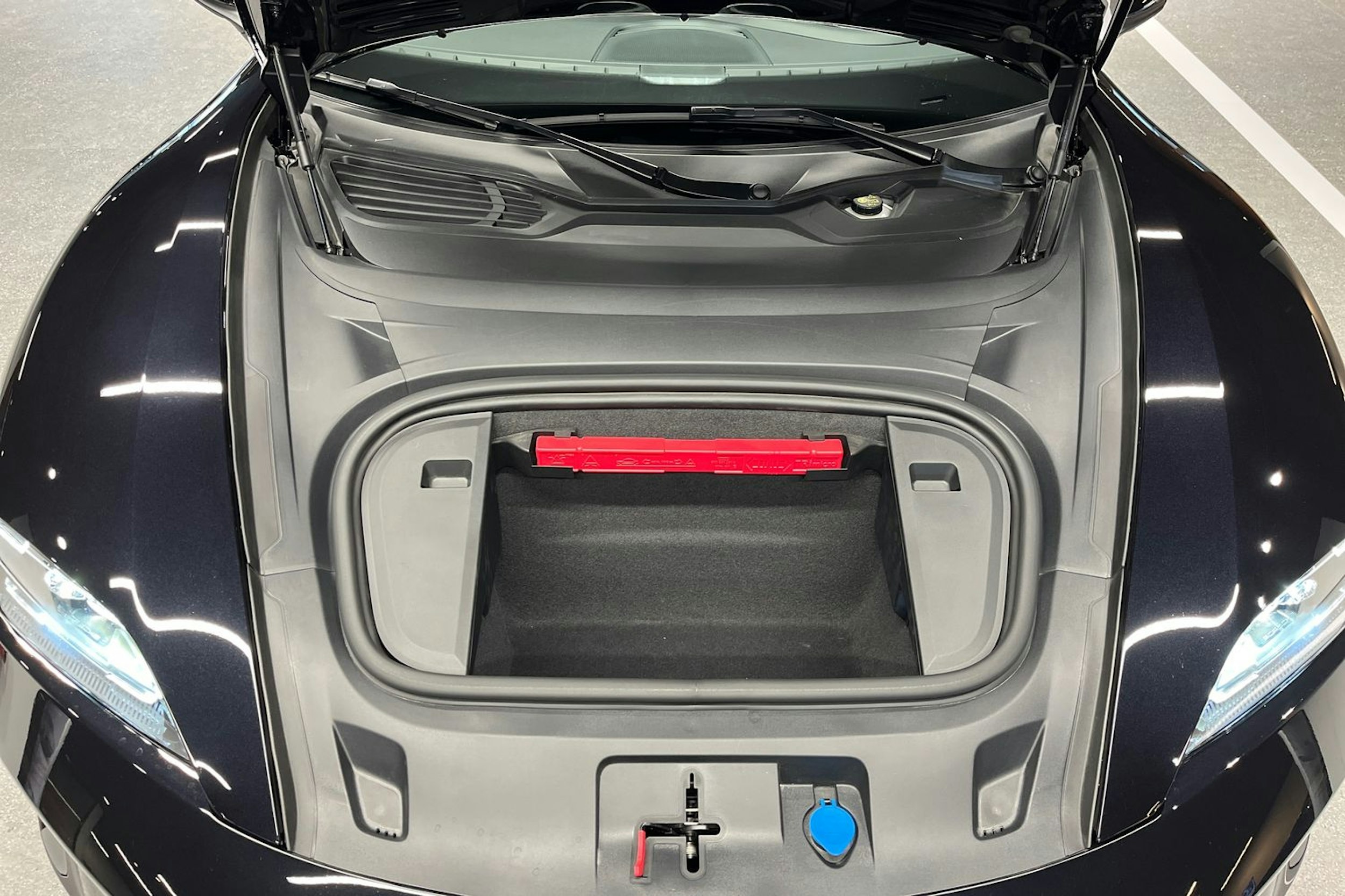 musta Porsche Taycan 2025 kuva 24.