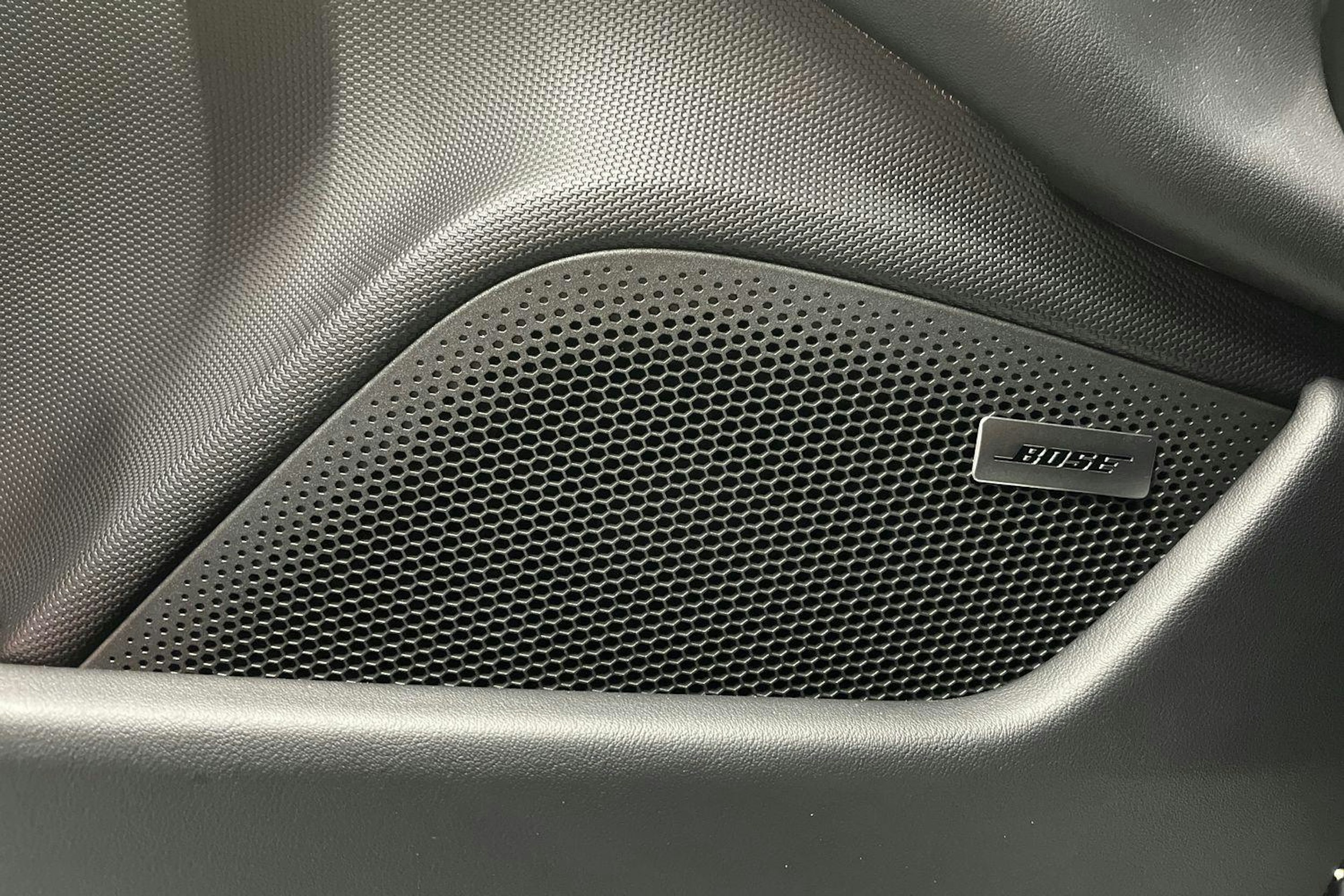 met. musta Porsche Taycan 2025 kuva 11.