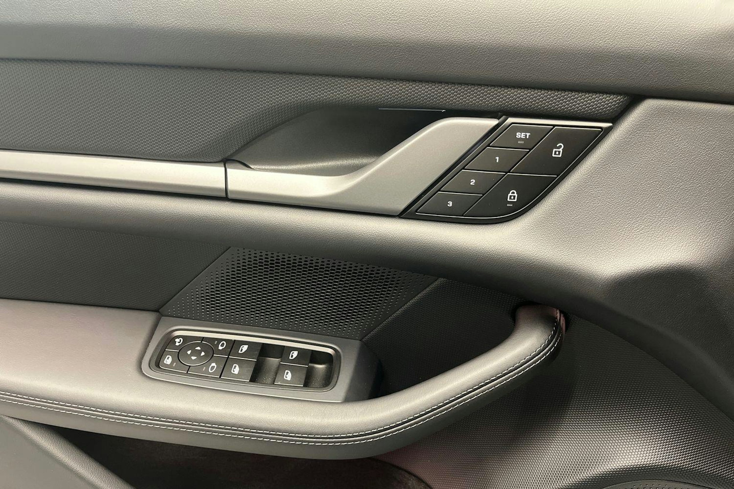 met. musta Porsche Taycan 2025 kuva 14.