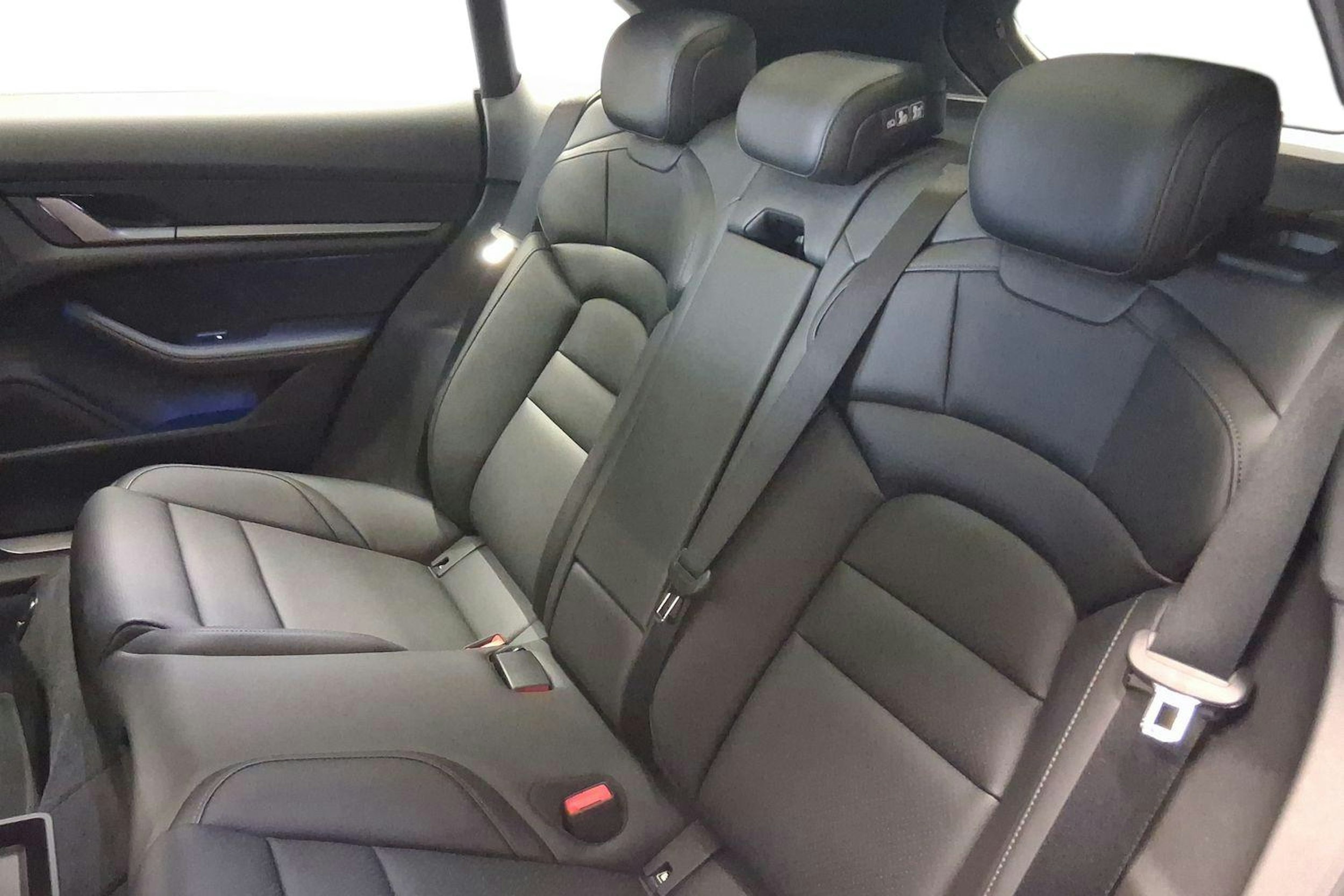 harmaa Porsche Taycan 2025 kuva 8.