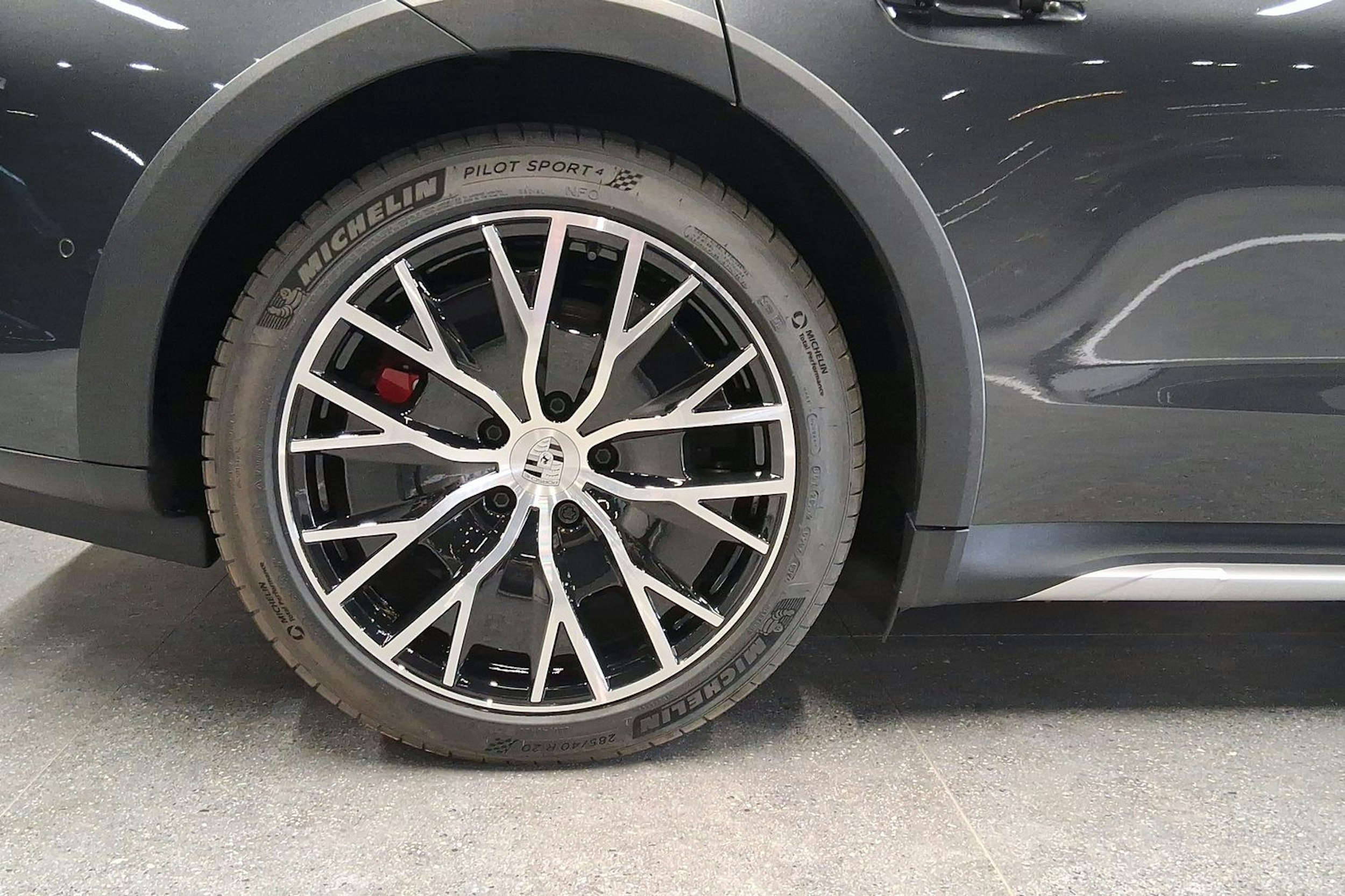 harmaa Porsche Taycan 2025 kuva 10.
