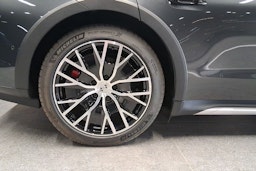 harmaa Porsche Taycan 2025 kuva 10.