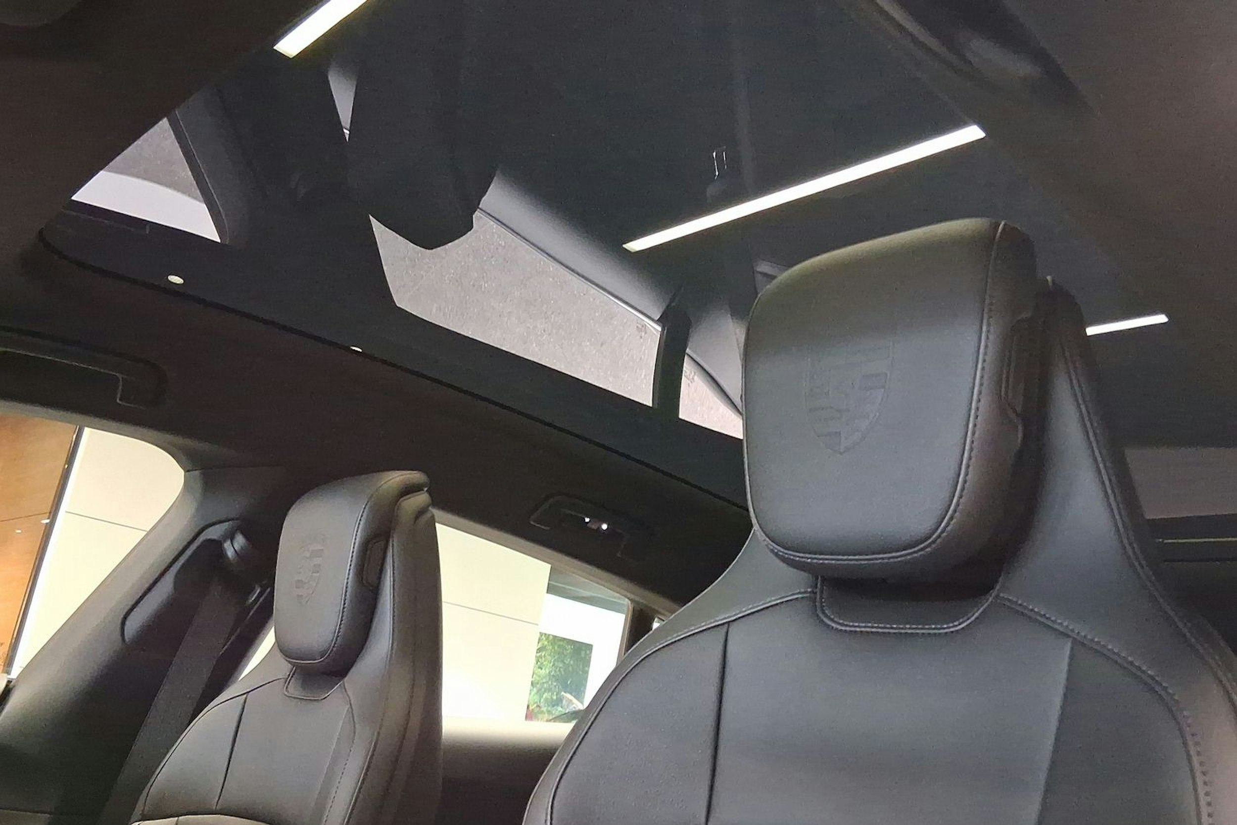 harmaa Porsche Taycan 2025 kuva 13.