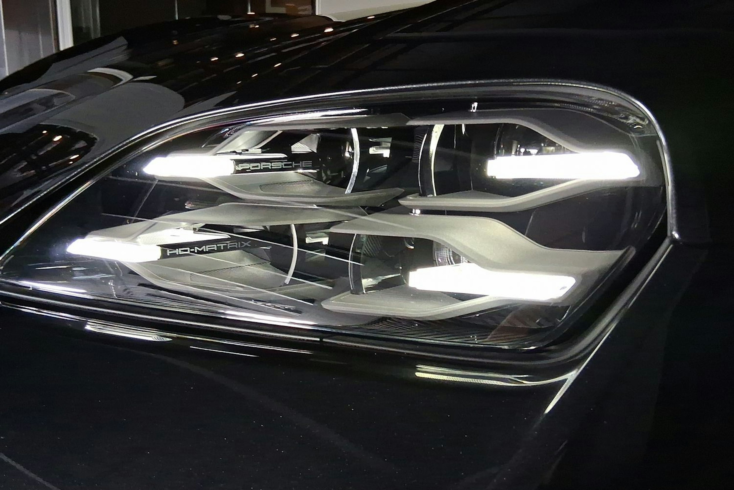 harmaa Porsche Taycan 2025 kuva 20.