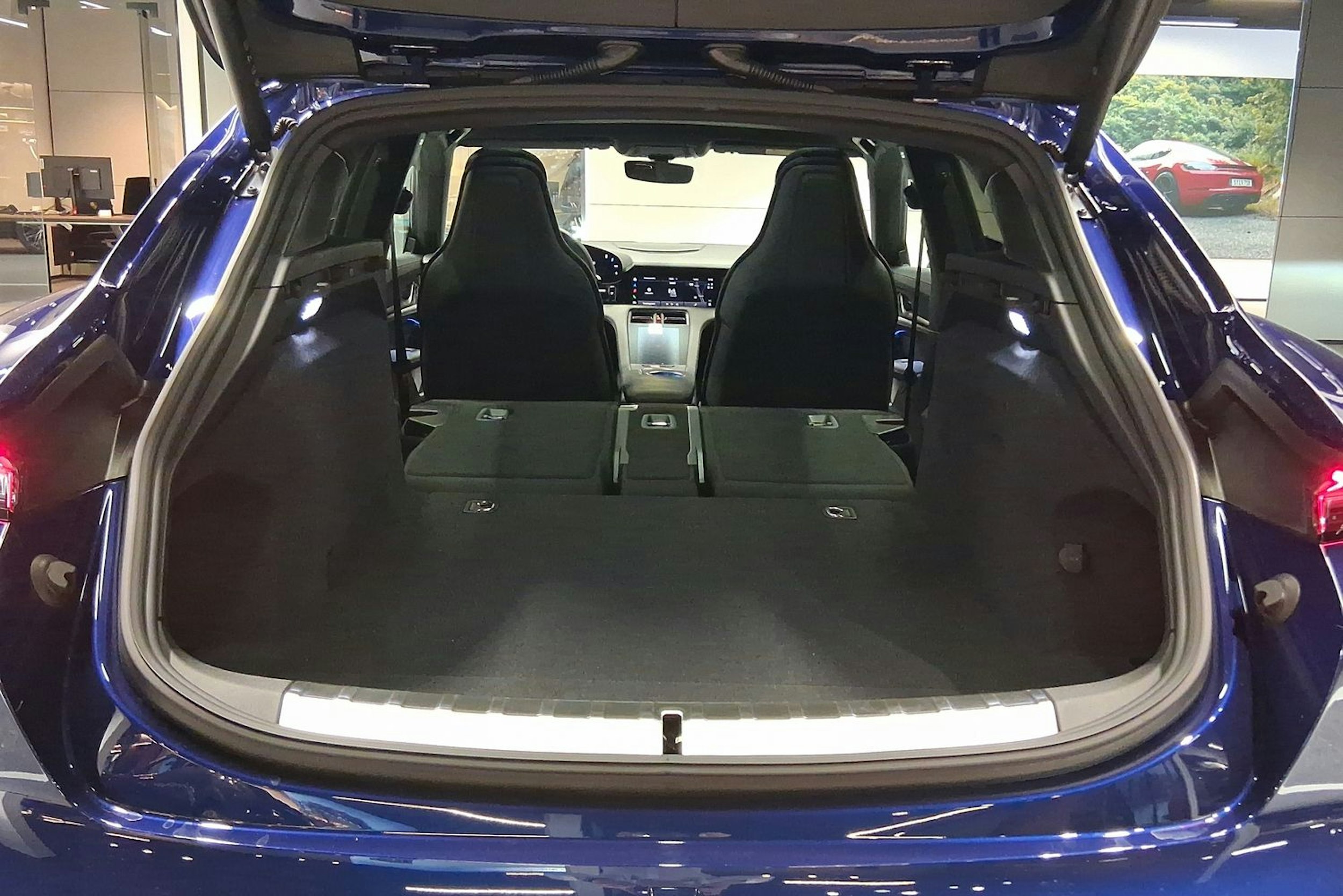 sininen Porsche Taycan 2025 kuva 23.