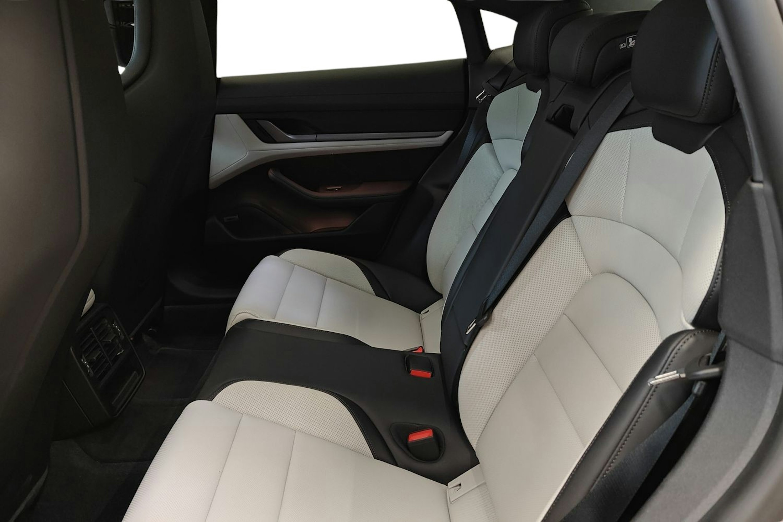 met. punainen Porsche Taycan 2025 kuva 8.