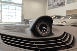 met. punainen Porsche Taycan 2025 kuva 11.