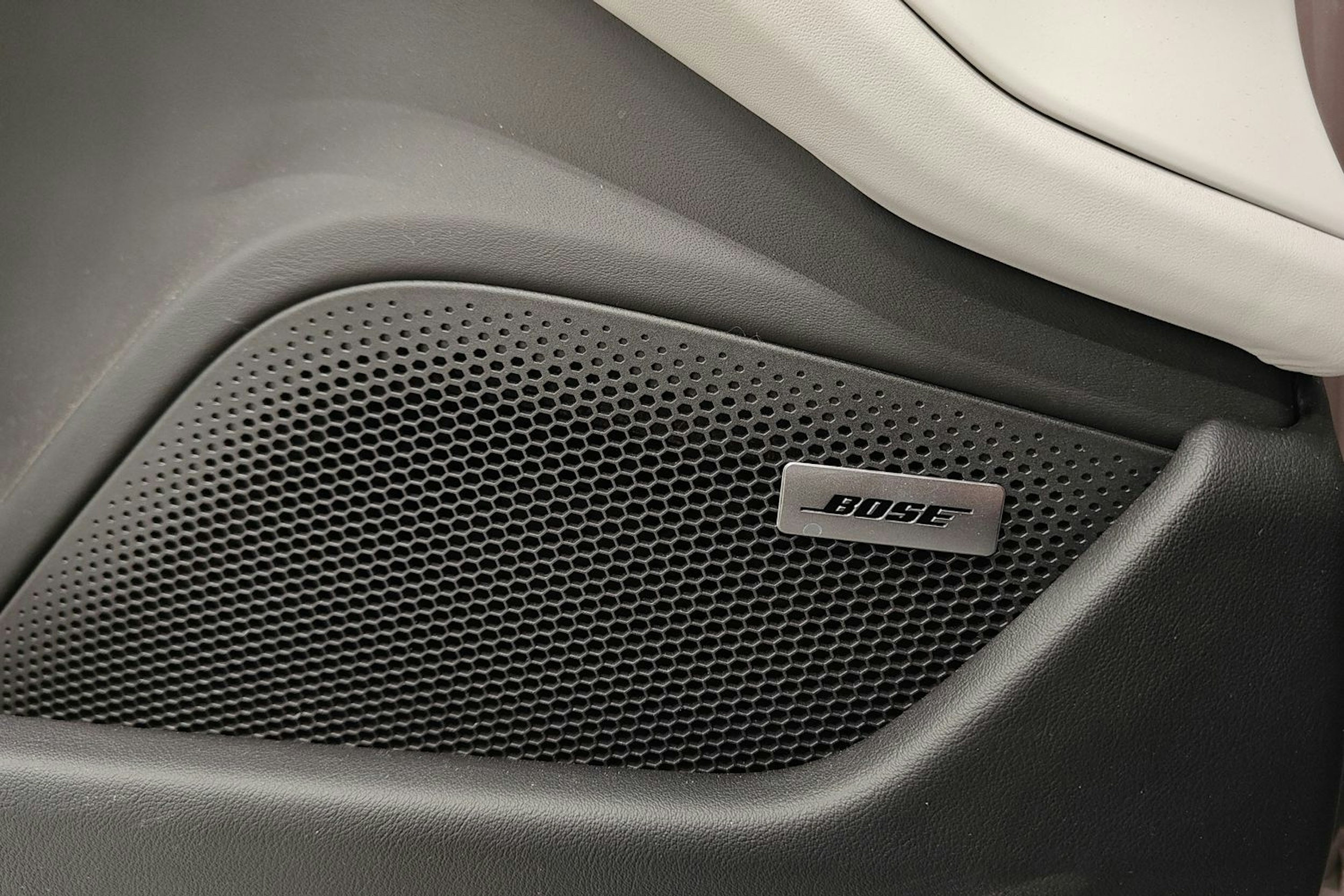 met. punainen Porsche Taycan 2025 kuva 13.