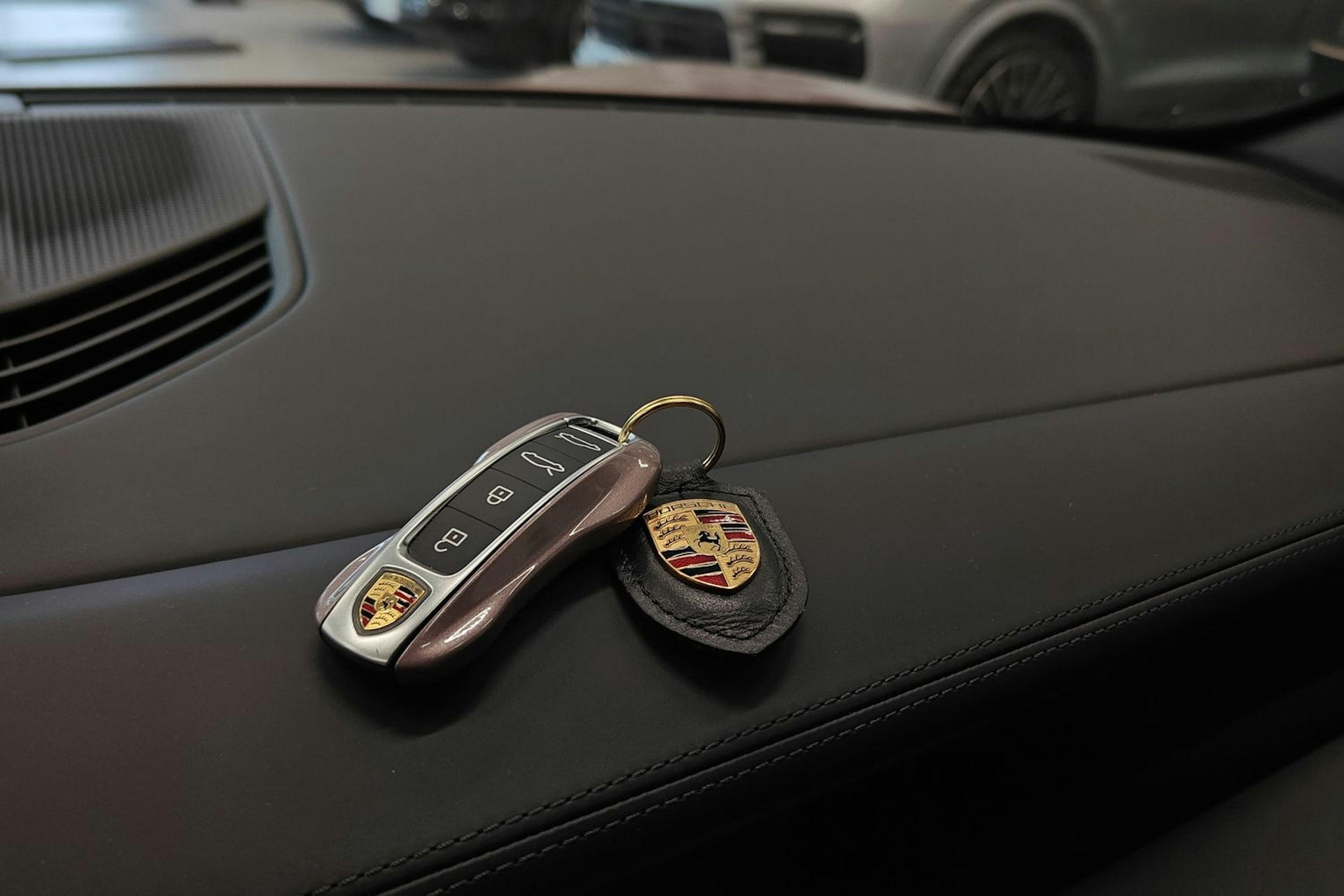 met. punainen Porsche Taycan 2025 kuva 14.