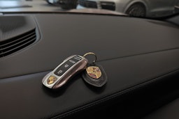 met. punainen Porsche Taycan 2025 kuva 14.