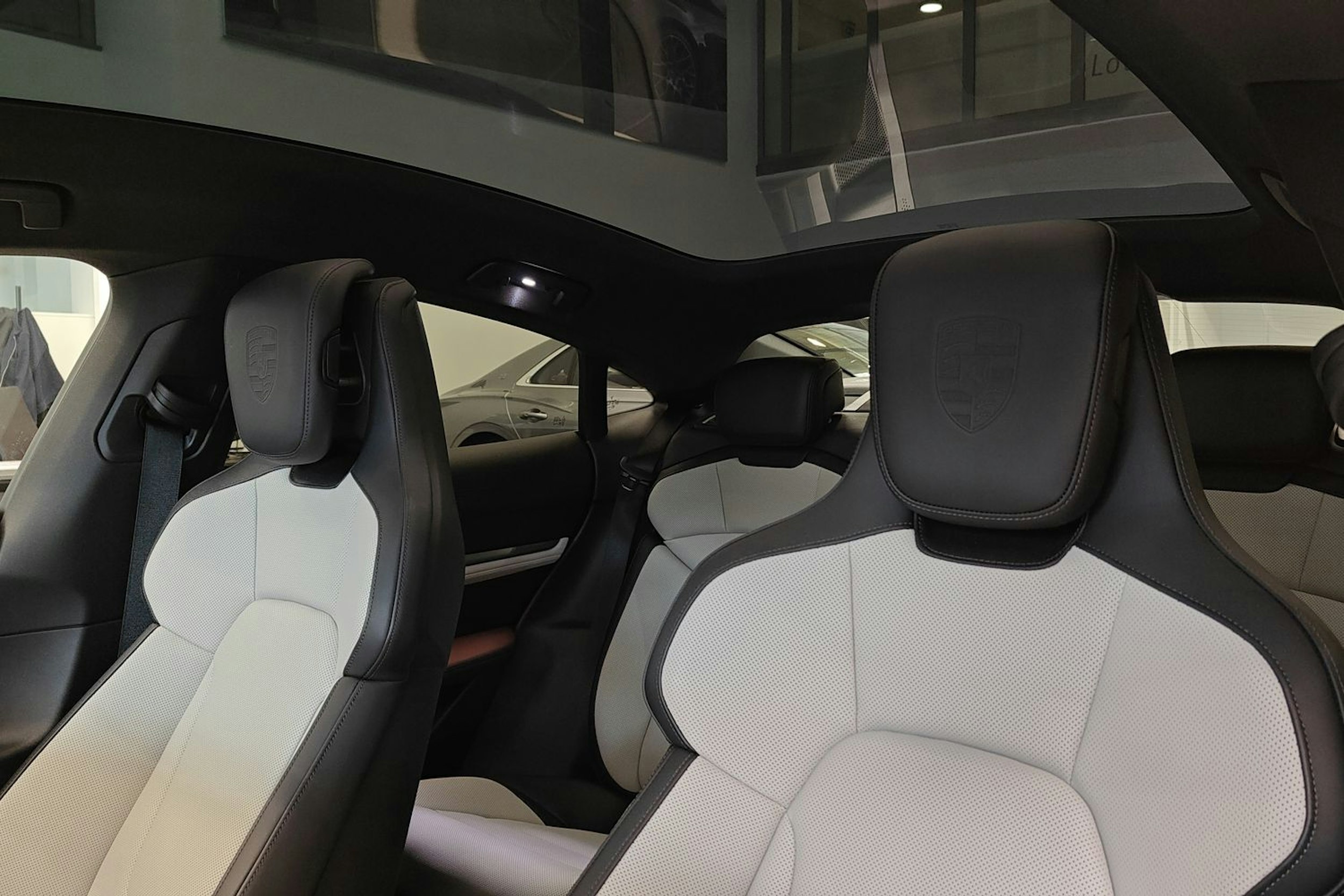 met. punainen Porsche Taycan 2025 kuva 15.