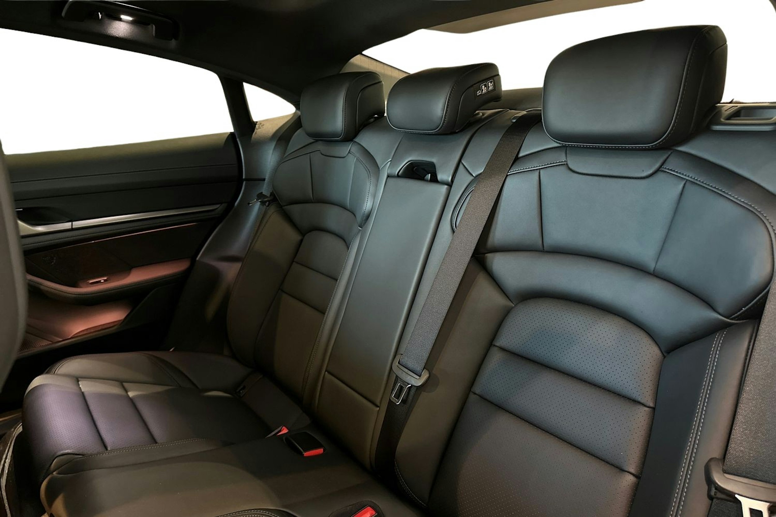 vihreä Porsche Taycan 2025 kuva 14.