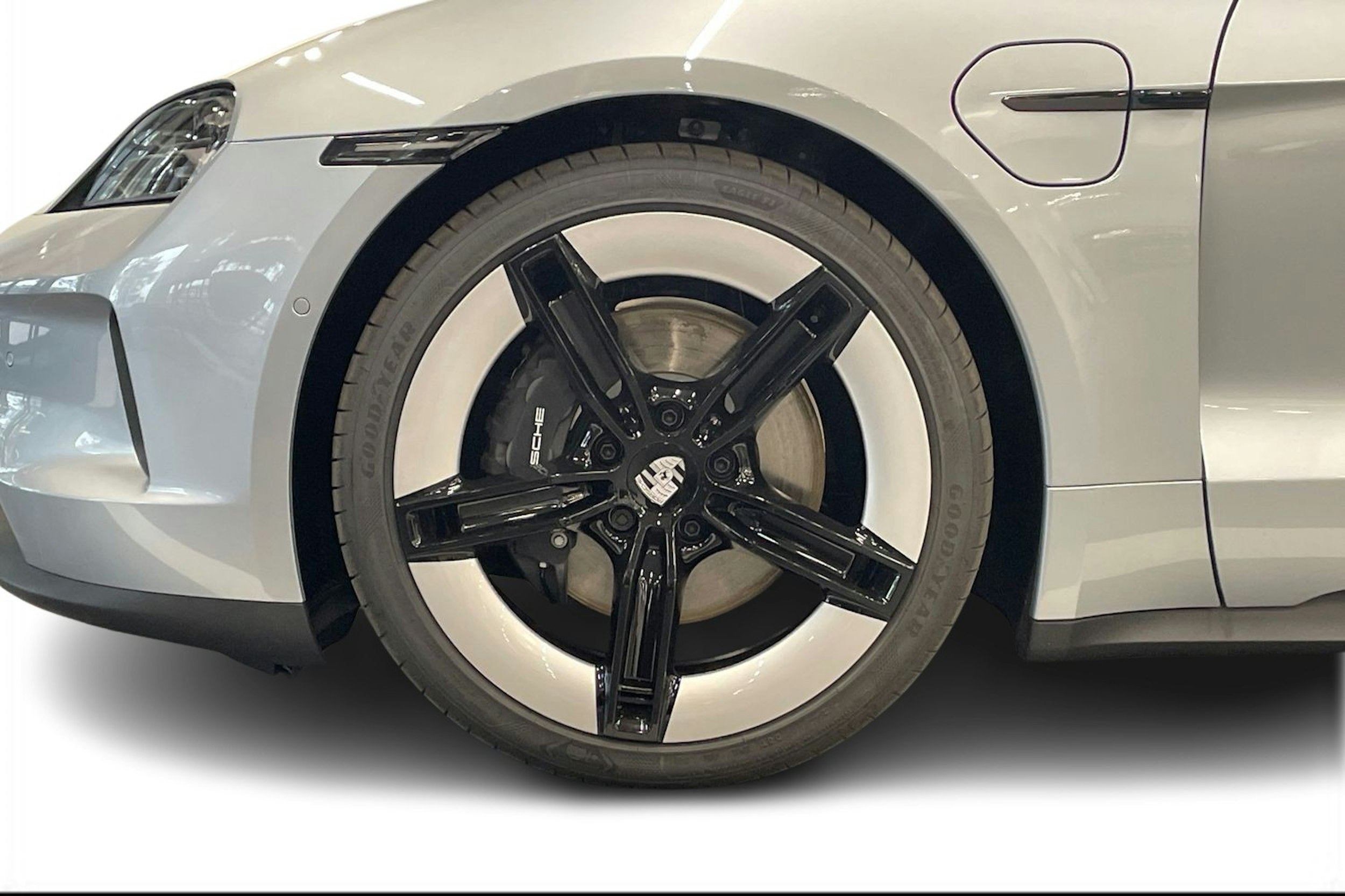 met. harmaa Porsche Taycan 2026 kuva 9.