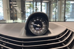 met. harmaa Porsche Taycan 2026 kuva 16.